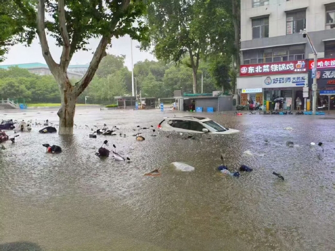 武汉发布暴雨临灾警报，武大校门被淹。